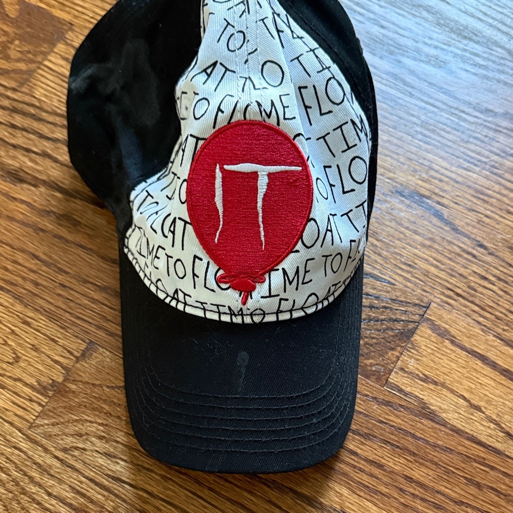 Black and White 'IT' Balloon Cap